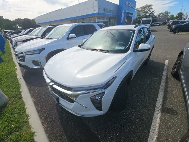 Used 2024 Chevrolet Trax LT FWD image 1