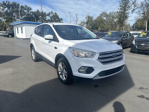 Used 2017 Ford Escape SE image 4