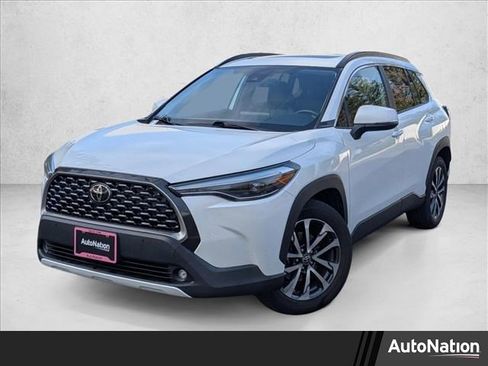 Used 2022 Toyota Corolla Cross XLE image 1