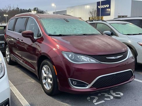 Used 2017 Chrysler Pacifica Touring-L Plus w/ Tire & Wheel Group image 1