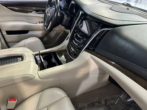 Used 2020 Cadillac Escalade Luxury AWD/4WD image 19