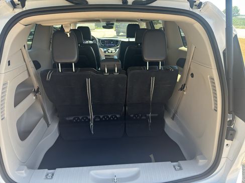 Used 2024 Chrysler Pacifica Touring-L FWD image 34