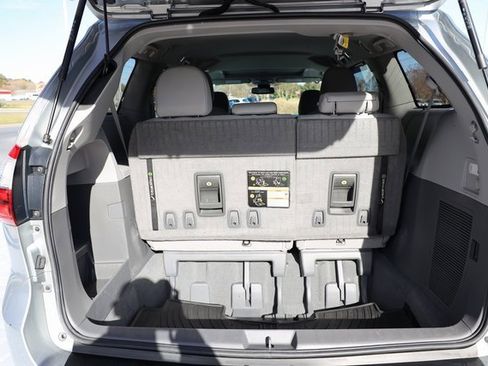 Used 2020 Toyota Sienna XLE image 10