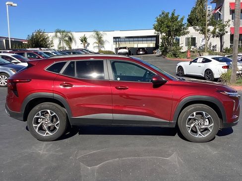 Used 2025 Chevrolet Trax LT w/ LT Convenience Package image 2