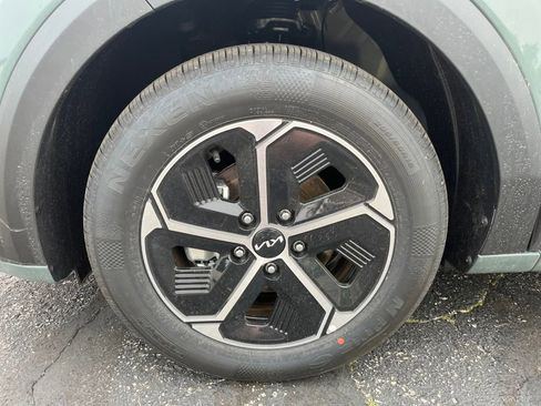 New 2025 Kia Niro EX image 9