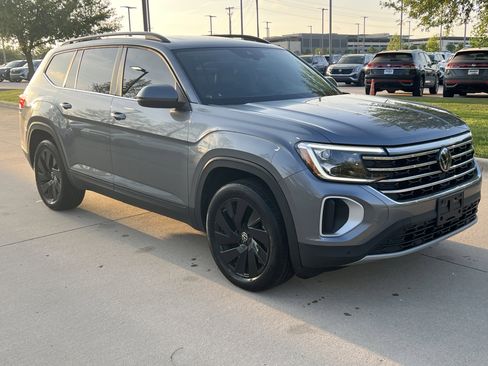Certified 2024 Volkswagen Atlas SE w/ Panoramic Sunroof Package image 2