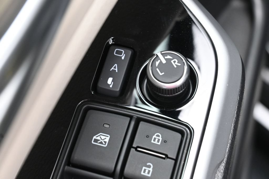 Used 2026 Toyota Sienna Limited FWD image 12