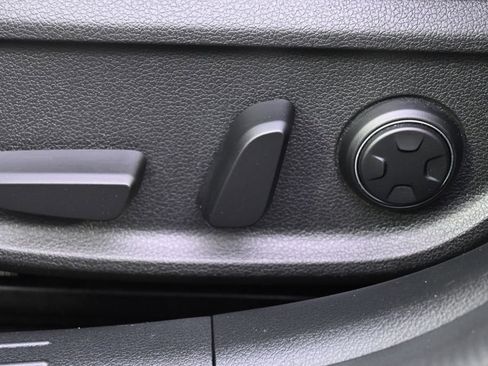 Used 2025 Genesis G70 2.5T image 14