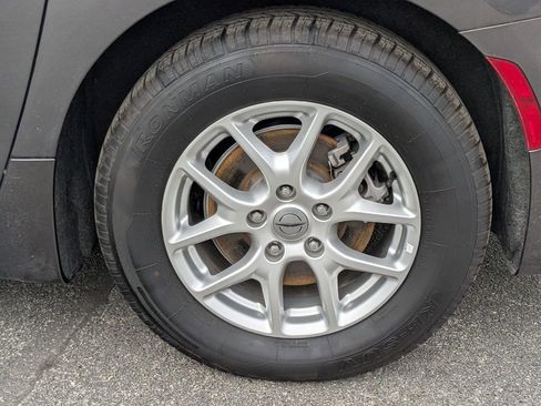 Used 2023 Chrysler Pacifica Touring-L image 29