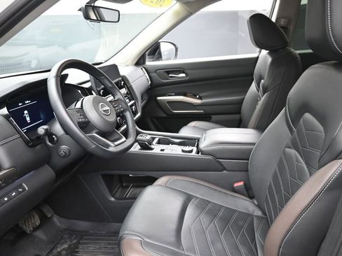Used 2024 Nissan Pathfinder Platinum AWD/4WD image 14