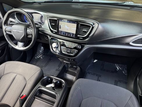 Used 2019 Chrysler Pacifica Touring Plus w/ Advanced Safetytec Group FWD image 27