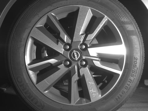 Used 2025 Nissan Versa SV image 12