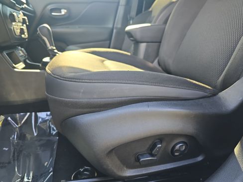 Used 2018 Jeep Renegade Altitude w/ Cold Weather Group FWD image 28