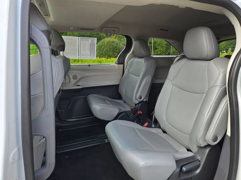 Used 2023 Toyota Sienna XLE FWD image 14