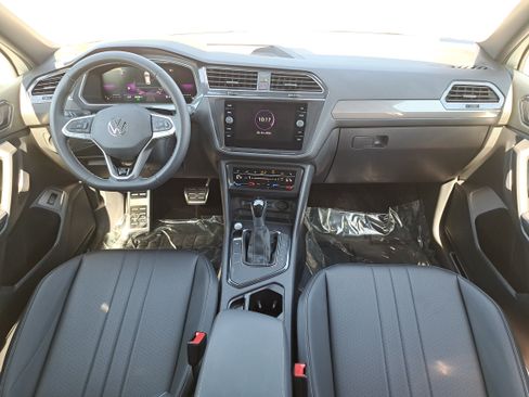 Used 2023 Volkswagen Tiguan SE R-Line FWD image 9