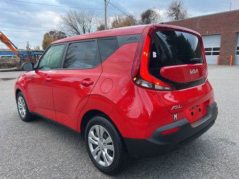 Used 2022 Kia Soul LX image 3