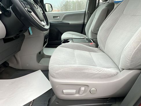 Used 2016 Toyota Sienna LE image 22