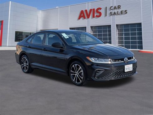 Used 2025 Volkswagen Jetta Sport image 3