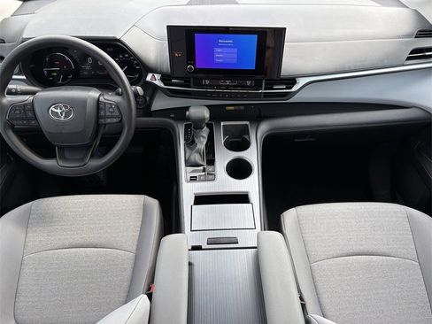 Used 2025 Toyota Sienna LE image 13