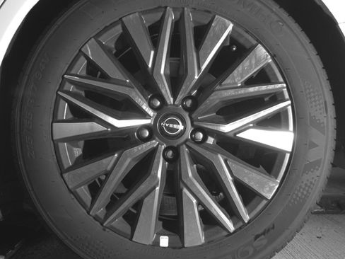 Used 2025 Nissan Altima 2.5 SV FWD image 17