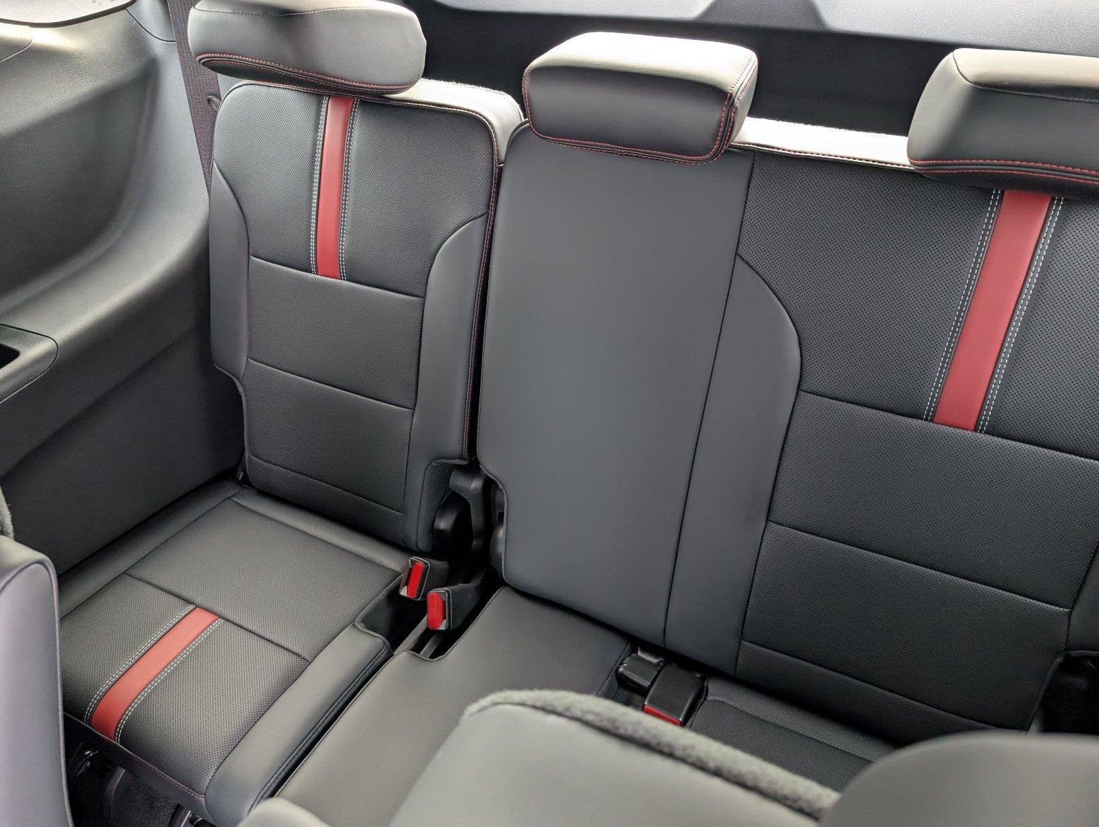 New 2027 Chevrolet Traverse RS w/ LPO, Floor Liner Package FWD image 33