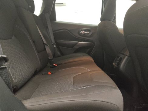 Used 2021 Jeep Cherokee Latitude FWD image 19