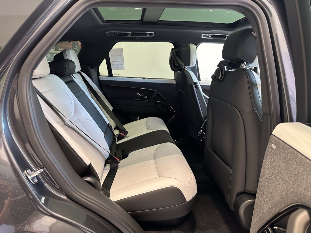 New 2025 Land Rover Range Rover Sport Dynamic SE AWD/4WD image 17