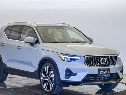 Certified 2025 Volvo XC40 B5 Plus image 6