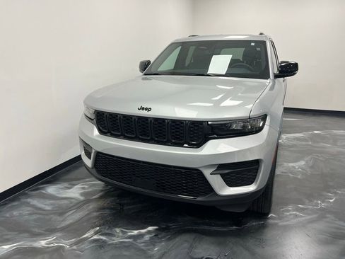 Used 2024 Jeep Grand Cherokee Altitude image 3