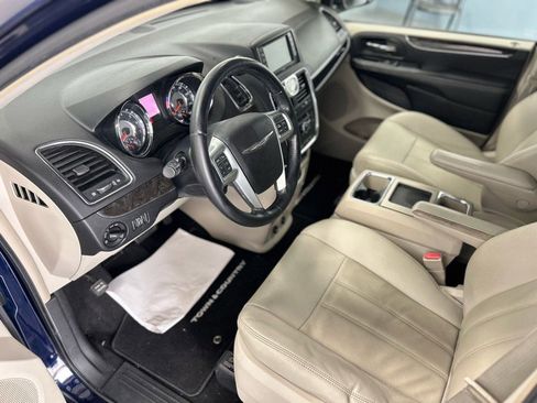 Used 2013 Chrysler Town & Country Touring image 15