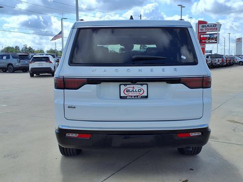 Used 2025 Jeep Wagoneer 2WD w/ Premium Group I image 7