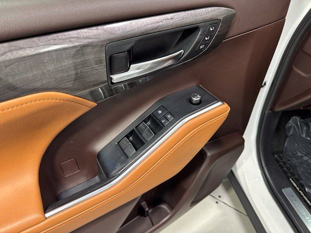 Used 2021 Toyota Highlander Platinum AWD/4WD image 14