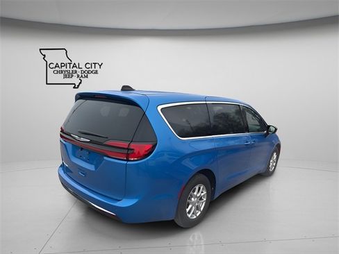 New 2026 Chrysler Pacifica Select image 9