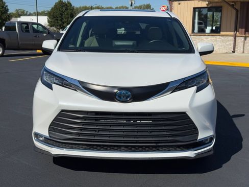 Used 2023 Toyota Sienna XLE image 3