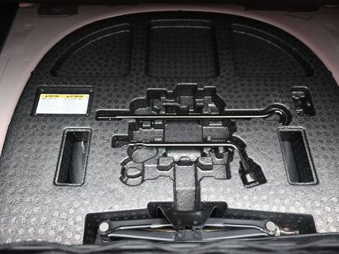 Used 2025 Toyota Camry SE w/ Convenience Package image 16