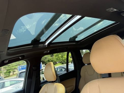 Used 2016 Volvo XC90 T6 Momentum w/ Momentum Plus Package AWD/4WD image 18