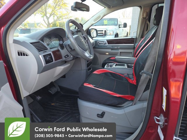 Used 2010 Chrysler Town & Country Touring w/ Entertainment Group #2 FWD image 11