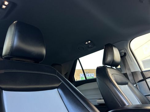 Used 2022 Ford Explorer XLT w/ Equipment Group 202A image 17