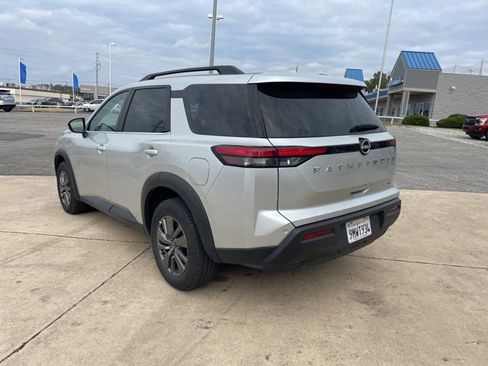Used 2024 Nissan Pathfinder SV image 6