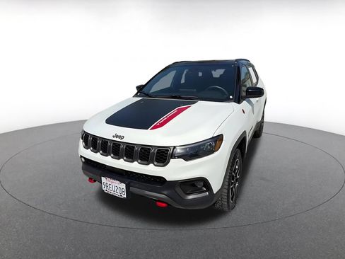 Used 2025 Jeep Compass Trailhawk AWD/4WD image 7