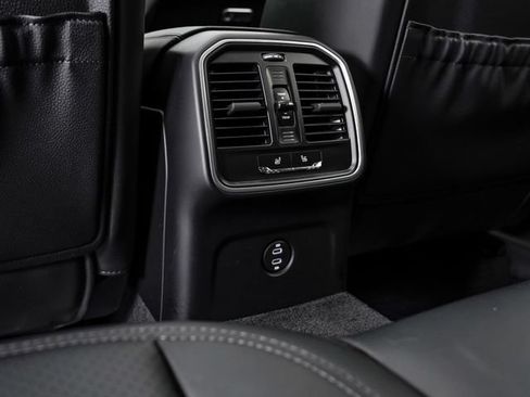 Certified 2026 Porsche Macan AWD/4WD image 27