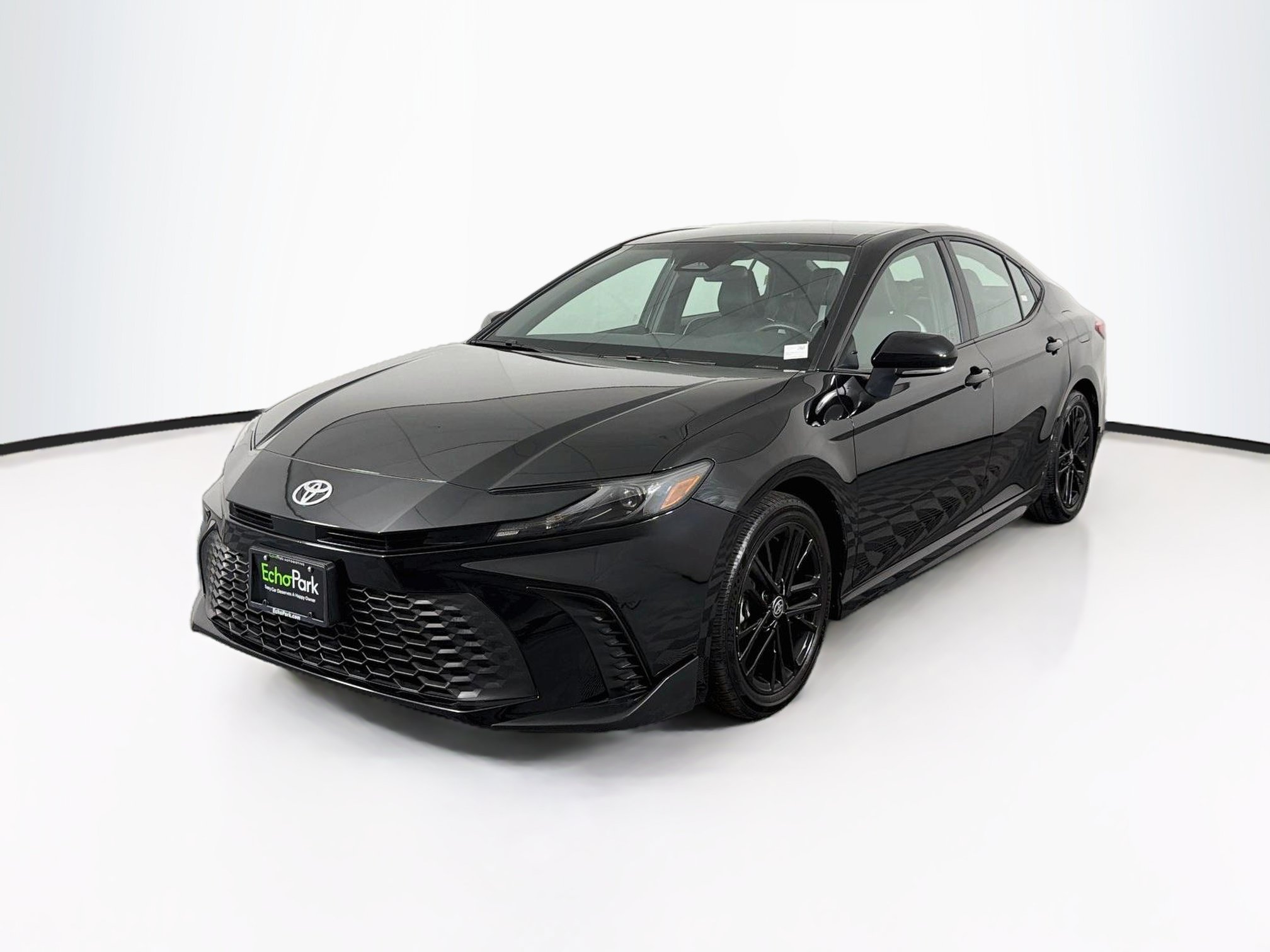 Used 2025 Toyota Camry SE FWD image 3