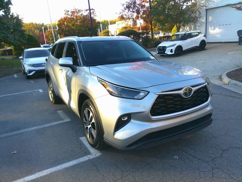 Used 2023 Toyota Highlander XLE image 2