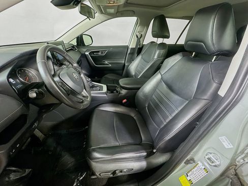 Used 2019 Toyota RAV4 XLE Premium image 14