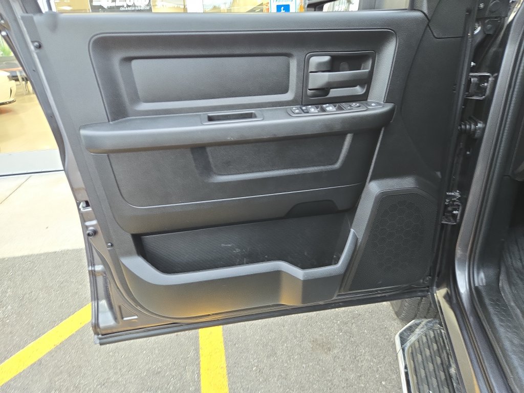 Used 2024 RAM 2500 Tradesman w/ Chrome Appearance Group AWD/4WD image 12