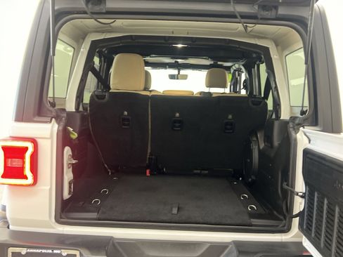 Used 2018 Jeep Wrangler Unlimited Sahara image 24