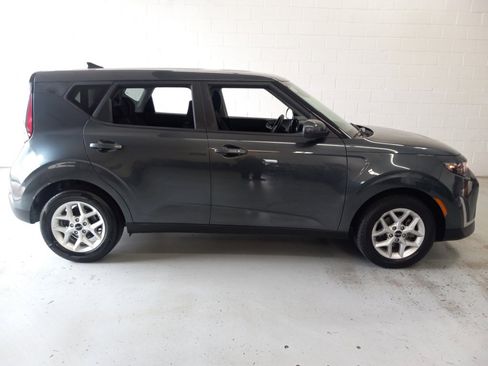 Used 2025 Kia Soul LX w/ LX Technology Package FWD image 2