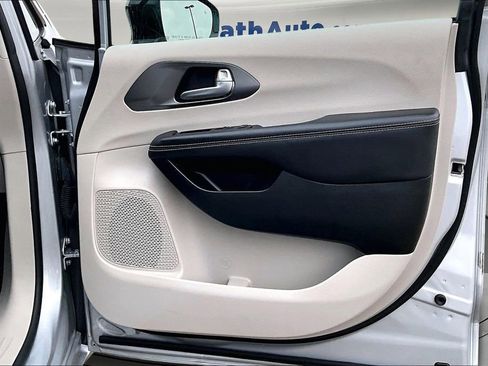 Used 2024 Chrysler Pacifica Touring-L image 25