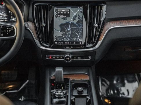 Used 2023 Volvo V60 B5 Cross Country Plus image 22