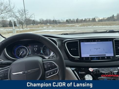 Used 2024 Chrysler Pacifica Touring-L image 20